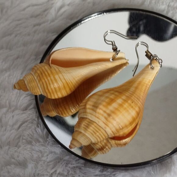 Natural Conch Shell Dangling Earrings - Picture 3 of 5